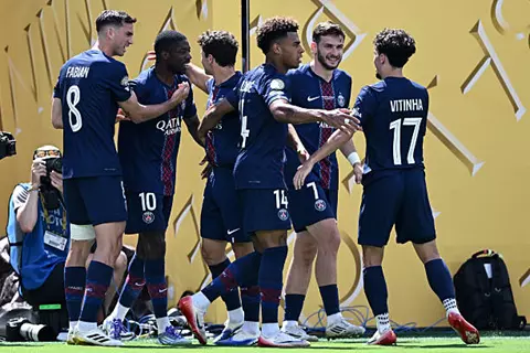 صباحك أوروبي.. وصول سيسكو.. طوارئ باريس.. واستعراض أرنولد